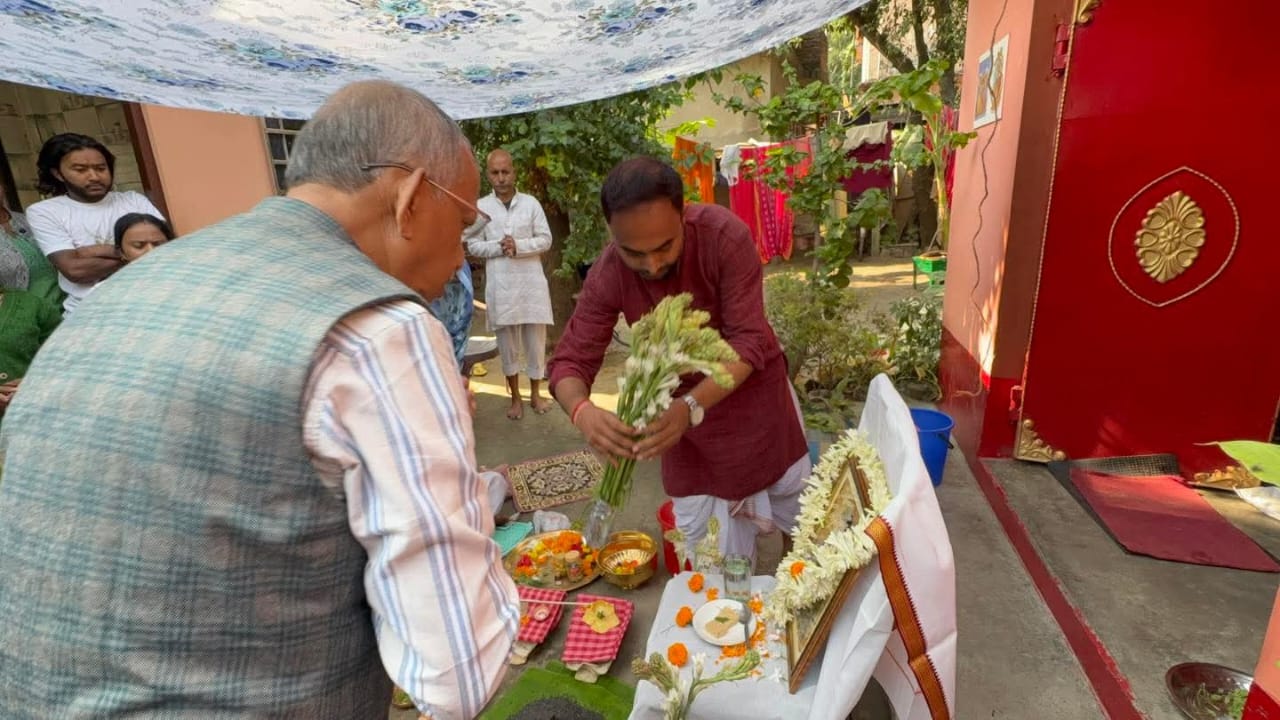 मेयर गौतम देव मृतक बच्चे श्रद्धांजलि देते हुए