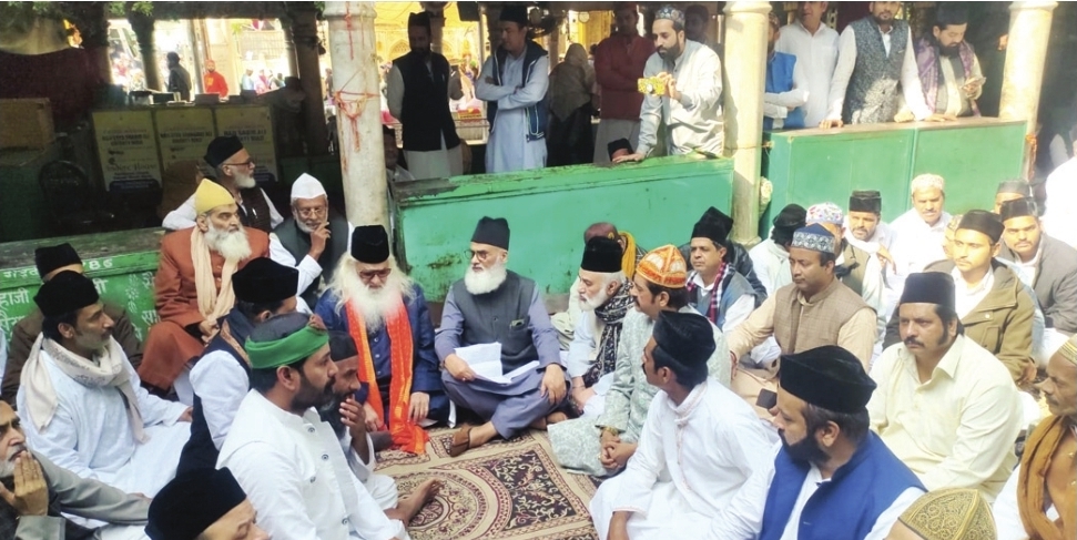 खादिमों को लाइसेंस व दरगाह अतिक्रमण पर टकराव के हालात