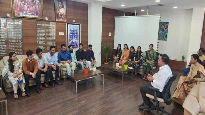 कलेक्टर से मिले नए प्रशिक्षु डिप्टी कलेक्टर