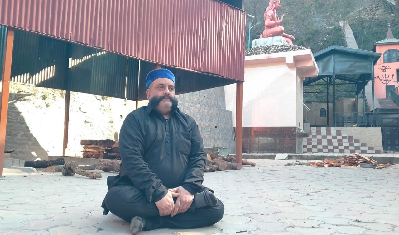 शमशान घाट में अनशन पर बैठे