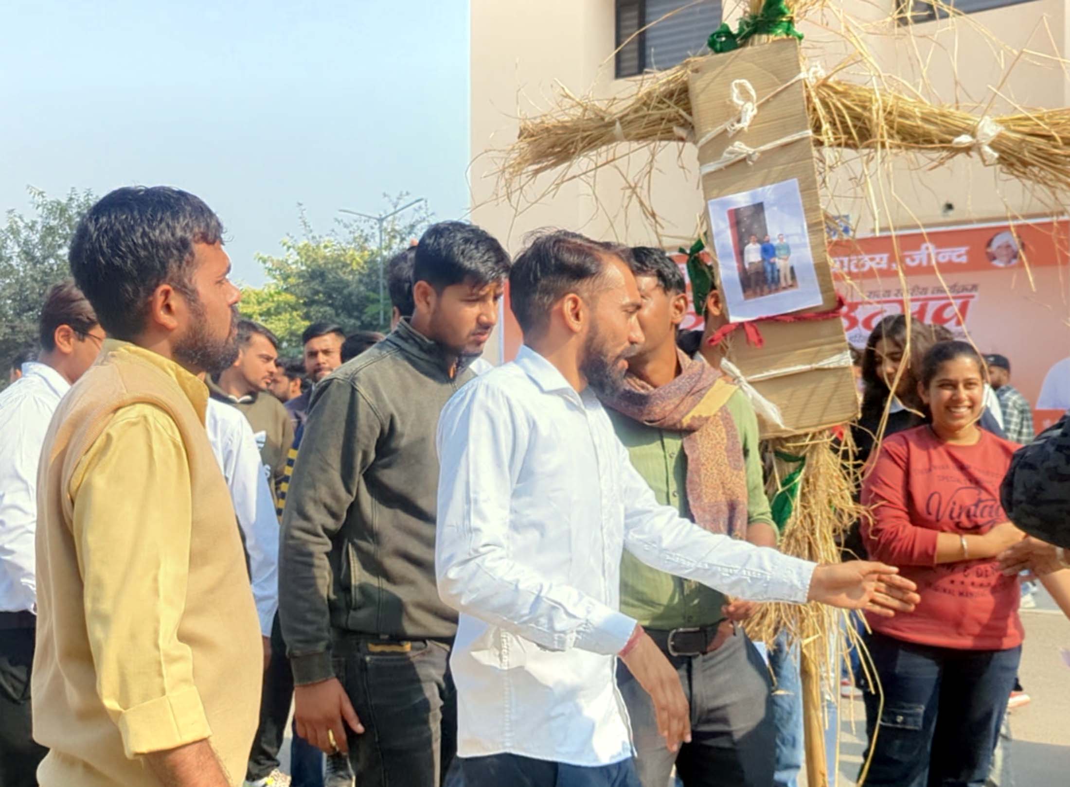 विश्वविद्यालय में पुतला दहन करते हुए छात्र संगठनों के कार्यकर्ता.