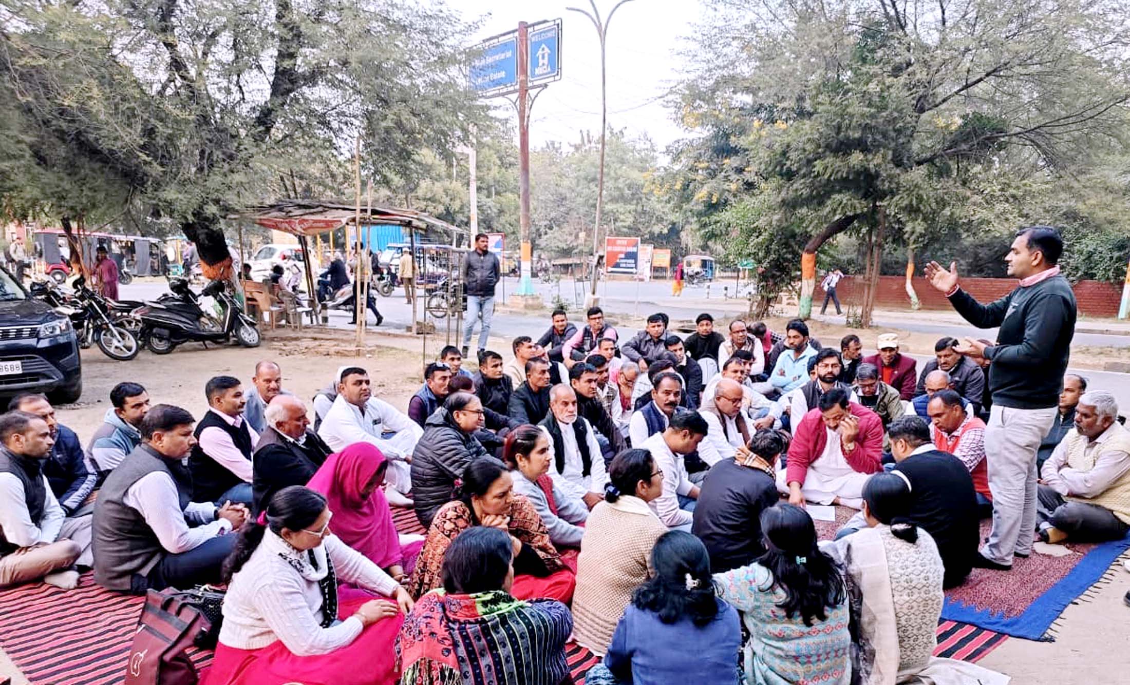 प्रदर्शनकारी कर्मचारियों को संबोधित करते हुए अनूप लाठर। प्रदर्शनकारी कर्मचारियों को संबोधित करते हुए अनूप लाठर।