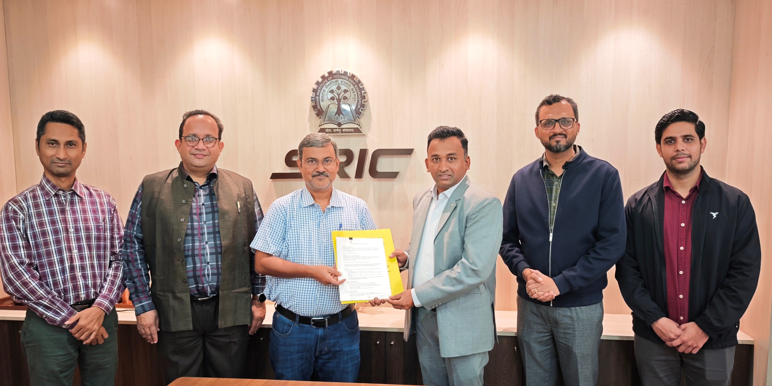 आईआईटी खड़गपुर और एसएनएफ फ्लोपैम इंडिया प्रा. लि. के प्रतिनिधि आईआईटी खड़गपुर और एसएनएफ फ्लोपैम इंडिया प्रा. लि. के प्रतिनिधि