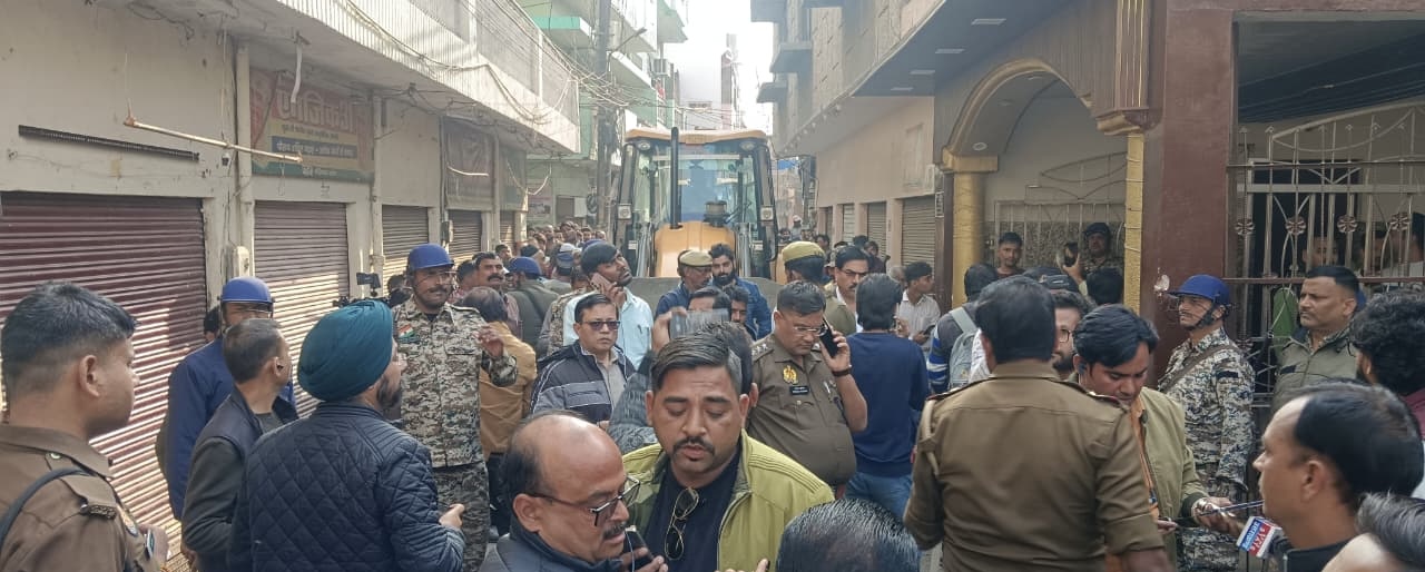 सूफीटोला में भारी पुलिस फोर्स और पीएसी की मौजूदगी में एवान-ए-फरहत बारातघर पर चलती जेसीबी, मौके पर जुटी महिलाओं की चीख-पुकार।