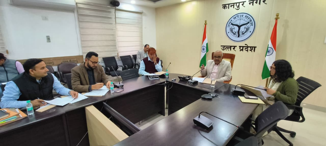 बैठक के दौरान जिलाधिकारी जितेंद्र प्रताप सिंह सीडीओ दीक्षा जैन व अन्य