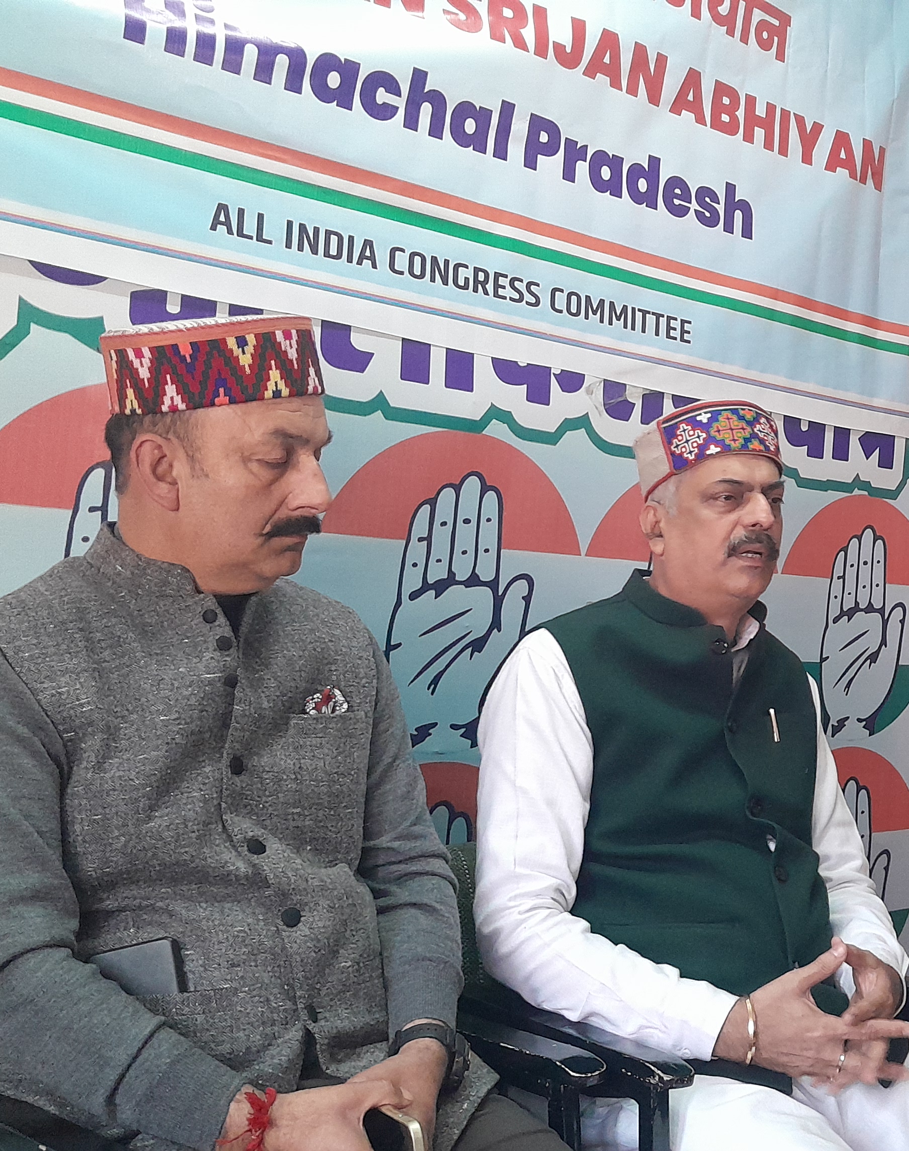 मंडी में पत्रकारों से बात करते हुए Jharkhand के पूर्व कांग्रेस अध्यक्ष एवं मंडी जिला पर्यवेक्षक. मंडी में पत्रकारों से बात करते हुए Jharkhand के पूर्व कांग्रेस अध्यक्ष एवं मंडी जिला पर्यवेक्षक.