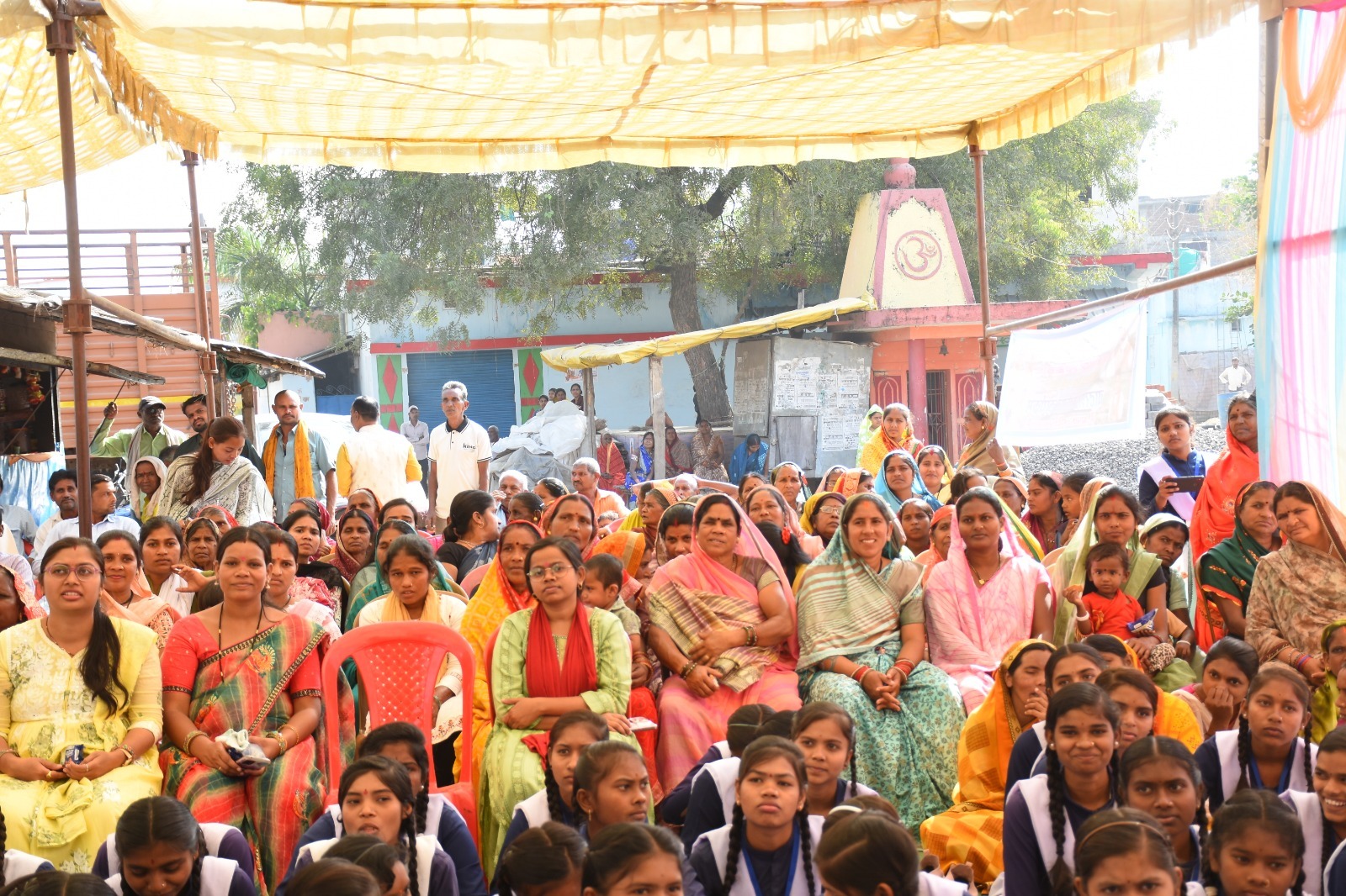 कार्यक्रम में उपस्थित ग्रामीण।