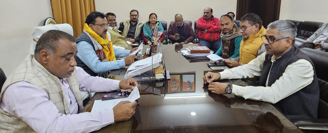 बैठक करते प्रकाश पाल व नगरध्यक्ष शिवराम सिंह