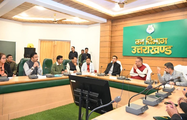 विंटर कार्निवाल को लेकर मंत्री गणेश जोशी समिति व प्रशासन संग की समीक्षा बैठक करते।