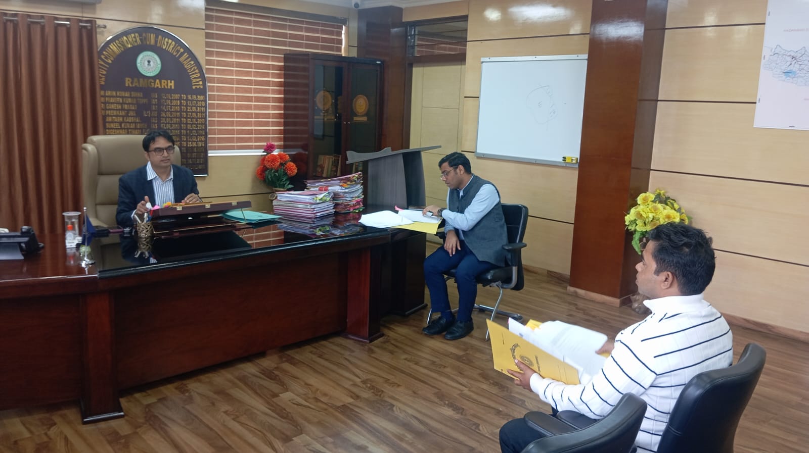 बैठक में शामिल अधिकारी