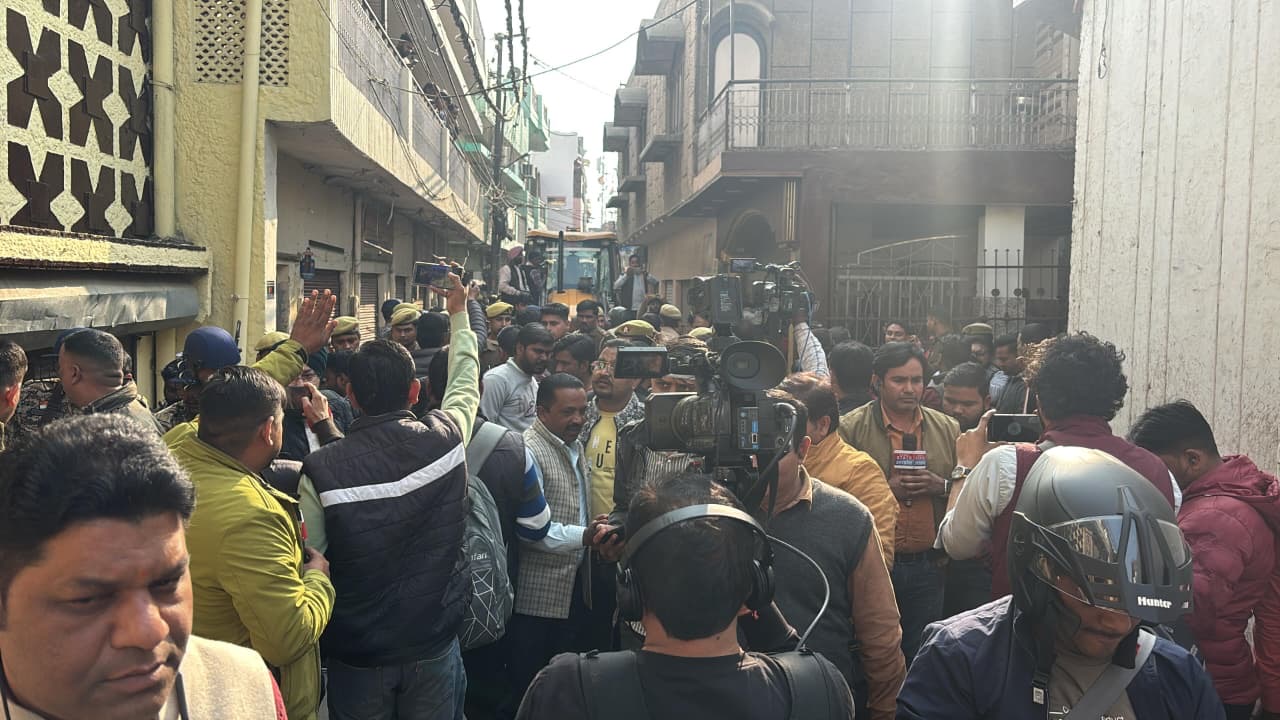 सूफीटोला में भारी पुलिस फोर्स और पीएसी की मौजूदगी में एवान-ए-फरहत बारातघर पर चलती जेसीबी, मौके पर जुटी महिलाओं की चीख-पुकार।