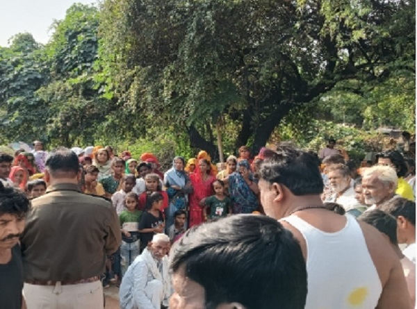 घटना के बाद घटना की जांच करती पुलिस मौके पर मौजूद ग्रामीण