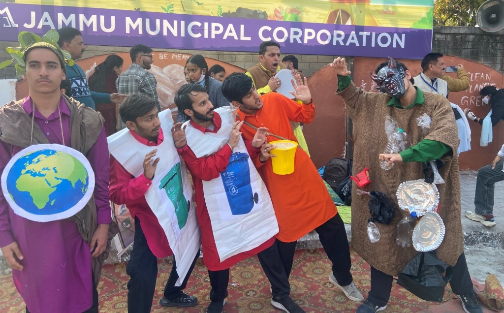 नटरंग ने प्रस्तुत किया ‘स्वच्छ भारत का सपना’, शहरवासियों को दी स्वच्छता की प्रेरक सीख नटरंग ने प्रस्तुत किया ‘स्वच्छ भारत का सपना’, शहरवासियों को दी स्वच्छता की प्रेरक सीख