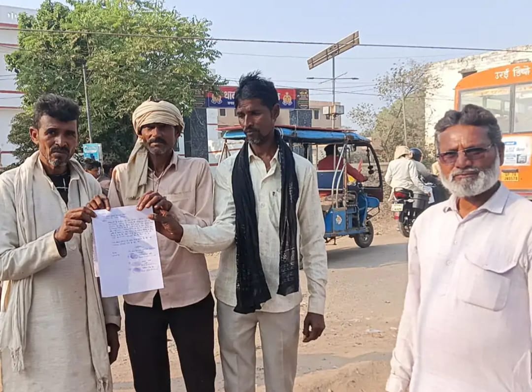 घटना की तहरीर कोतवाली में देने के बाद जानकारी देते पीड़ित घटना की तहरीर कोतवाली में देने के बाद जानकारी देते पीड़ित