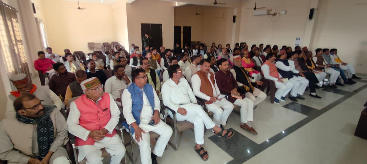 कार्यक्रम में बैठे पार्टी कार्यकर्ता एवं पदाधिकारी