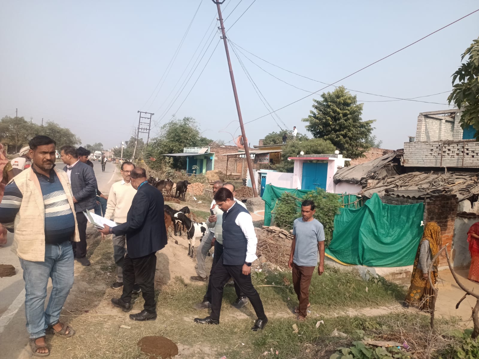 लाभार्थी के घर पहुंची टीम