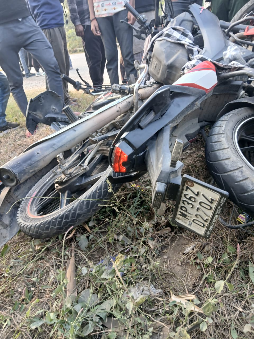 हादसे में बाईकों के उड़े परखच्चे