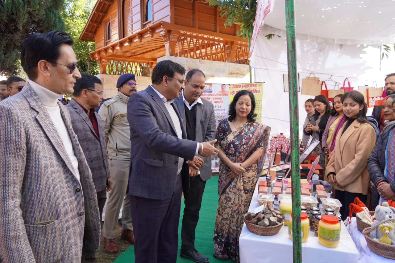 विकास प्रदर्शनी का अवलोकन करते मुख्य सचिव