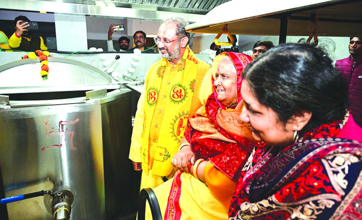 इंडक्शन मशीनों का शुभारंभ करते हुए चिन्मय पण्ड्या, शैलदीदी व अन्य