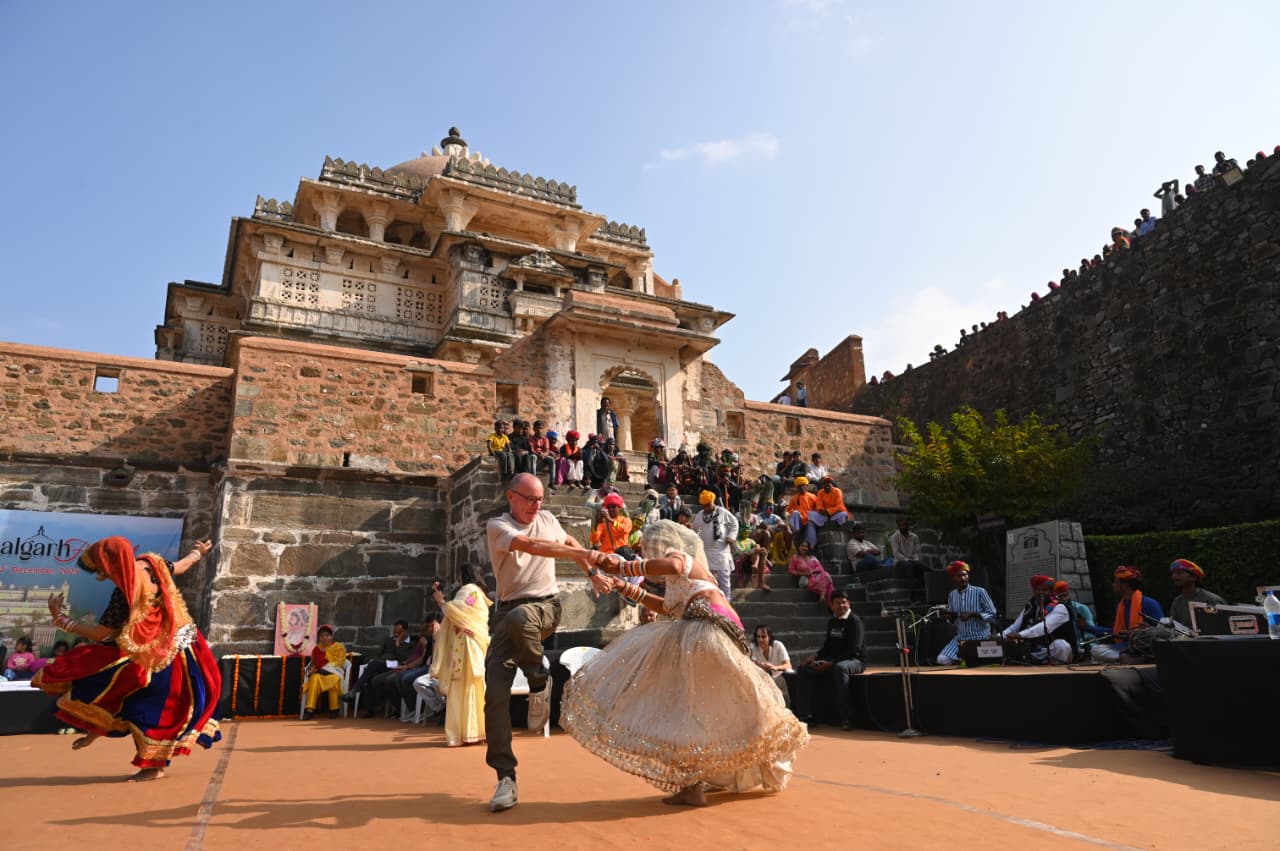 कुंभलगढ़ फेस्टिवल में प्रस्तुति देते कलाकार कुंभलगढ़ फेस्टिवल में प्रस्तुति देते कलाकार