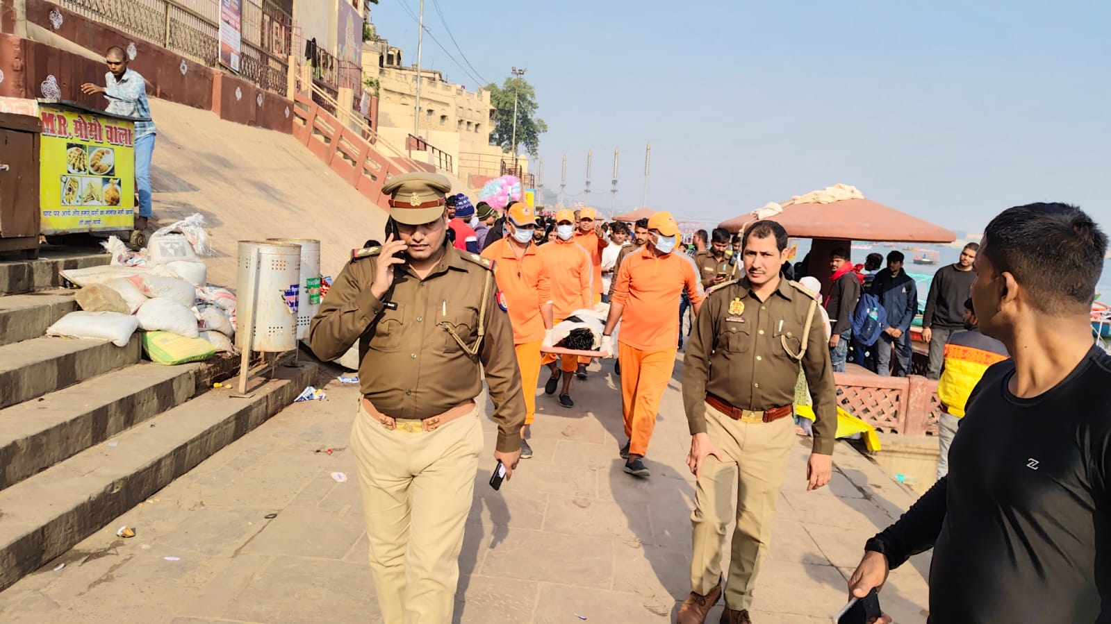 डूबे युवक के शव को लाते एनडीआरएफ के जवान डूबे युवक के शव को लाते एनडीआरएफ के जवान