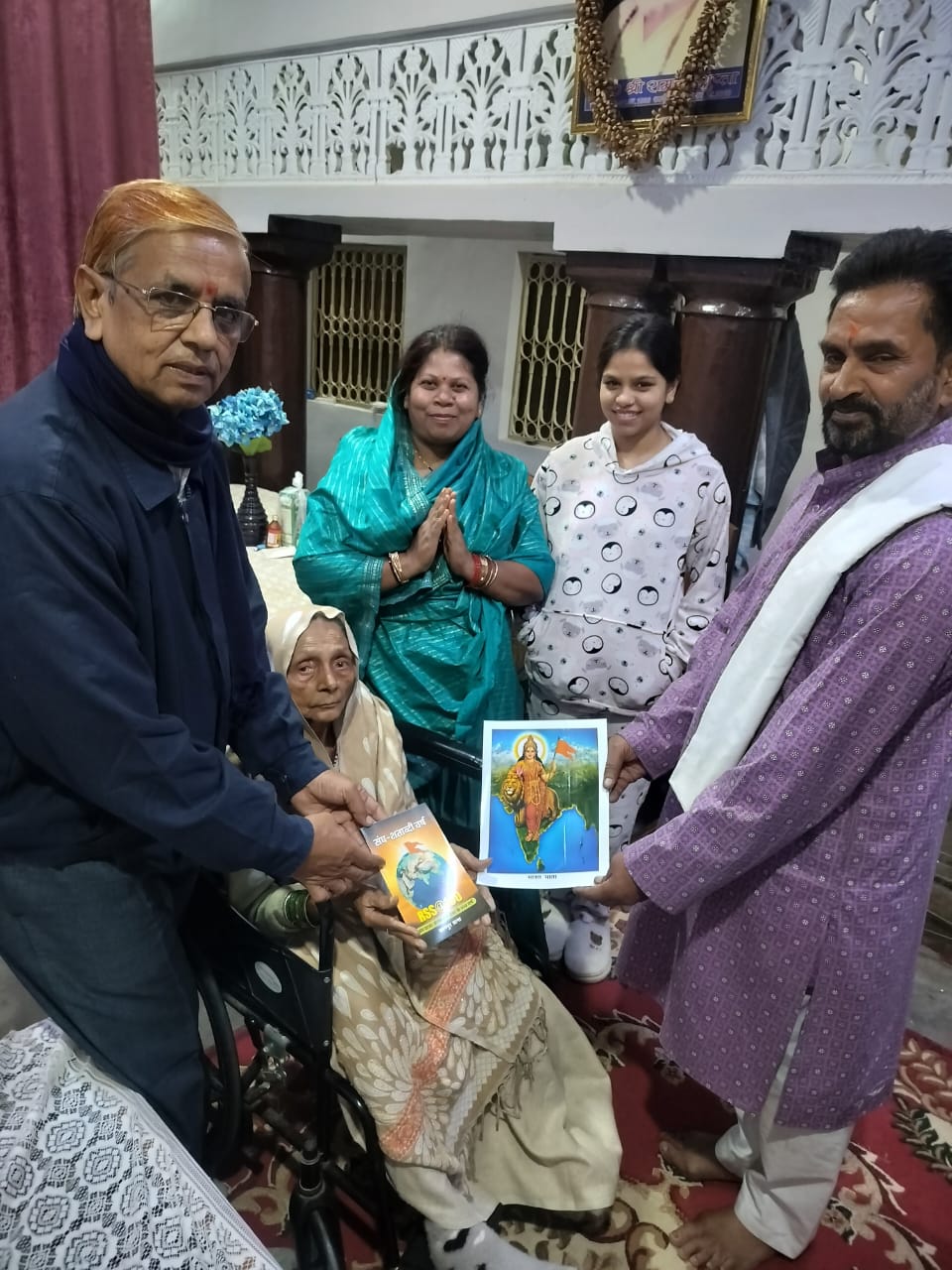 लोगों को संघ की जानकारी देते स्वयंसेवक