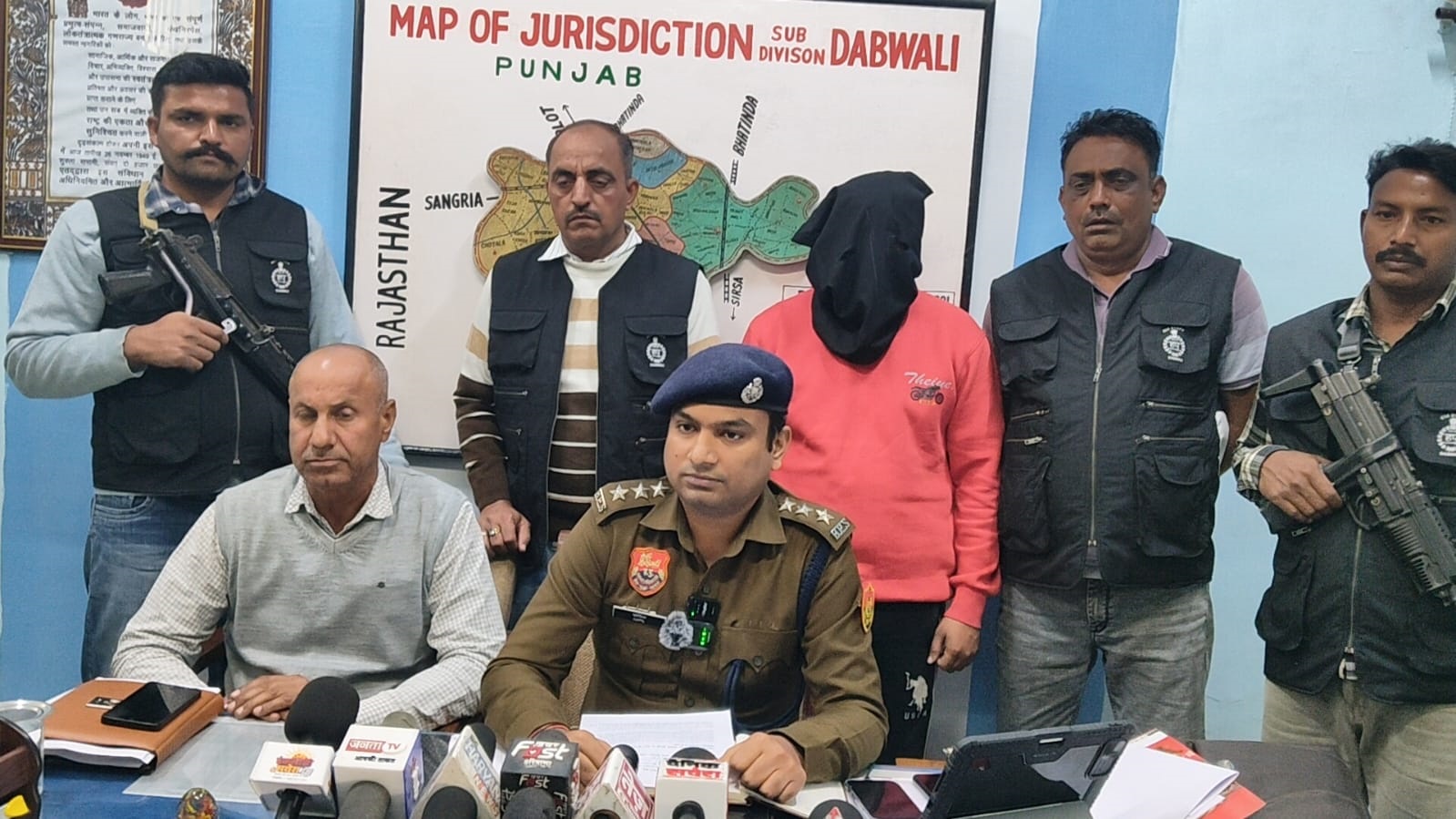 नशा तस्करी का खुलासा करते डीएसपी कपिल अहलावत।