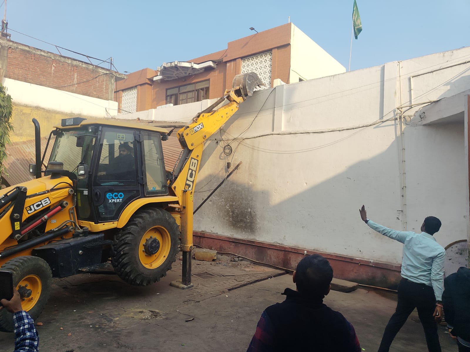 सूफीटोला में भारी पुलिस फोर्स और पीएसी की मौजूदगी में एवान-ए-फरहत बारातघर पर चलती जेसीबी, मौके पर जुटी महिलाओं की चीख-पुकार।