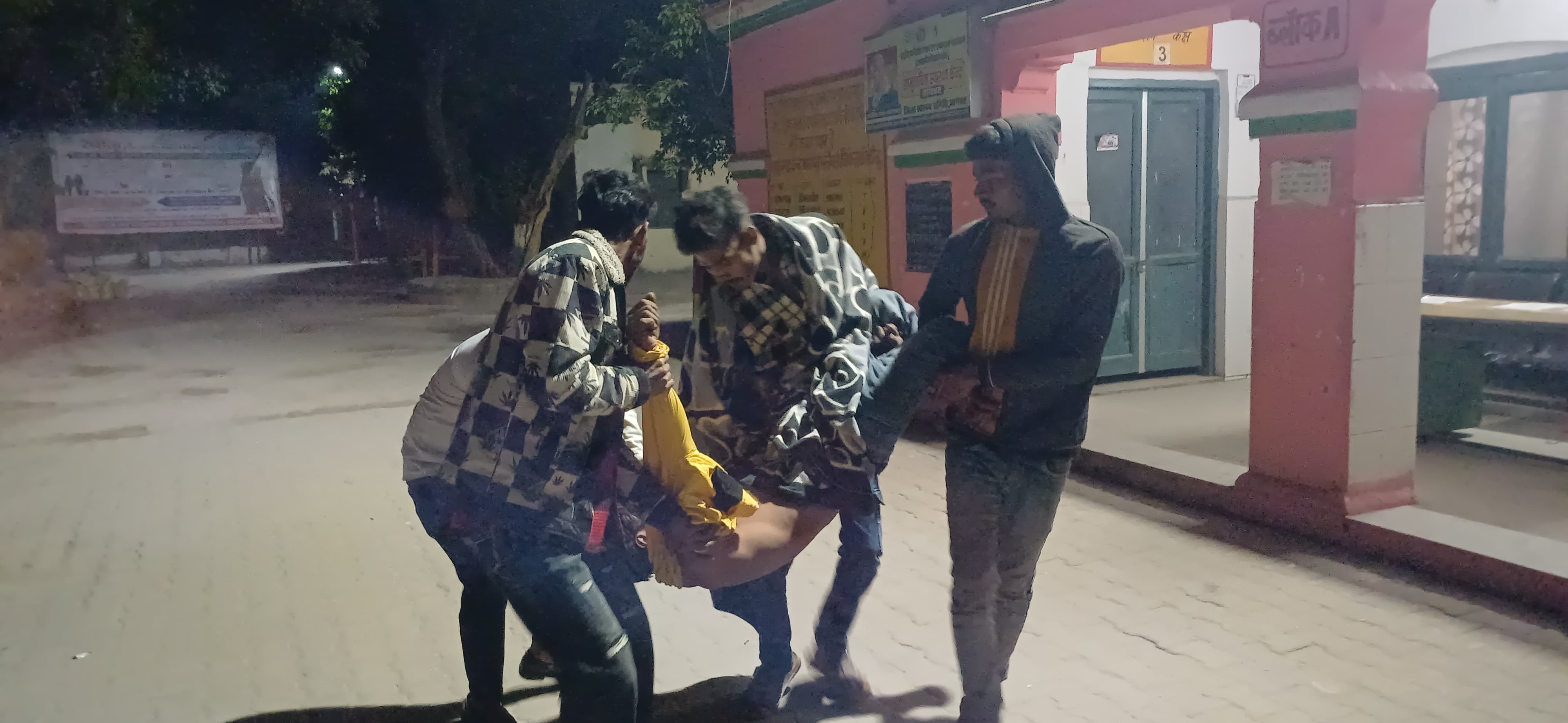 स्वस्थ केंद्र पर घायल को लाते परिजन स्वस्थ केंद्र पर घायल को लाते परिजन