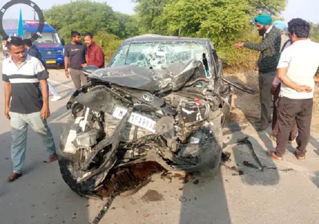 कार बुरी तरह क्षतिग्रस्त हो गई कार बुरी तरह क्षतिग्रस्त हो गई