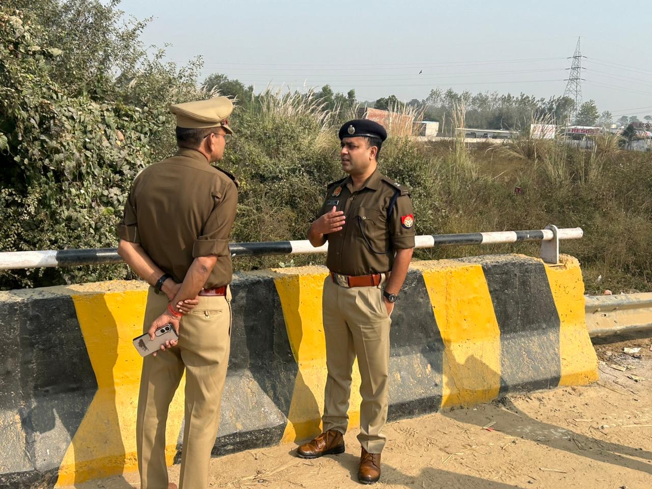 फरीदपुर में झाड़ियों से बरामद महिला के शव की जांच करते एसपी सिटी मानुष पारीक और मौके पर मौजूद पुलिस टीम.