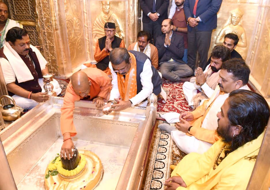 सीएम योगी और केन्द्रीय मंत्री धर्मेन्द्र प्रधान काशी विश्वनाथ मंदिर में सीएम योगी और केन्द्रीय मंत्री धर्मेन्द्र प्रधान काशी विश्वनाथ मंदिर में