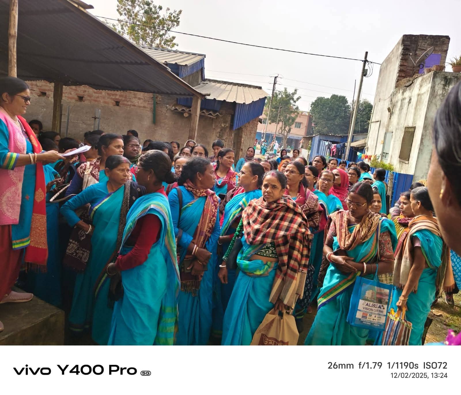 बांकुड़ा के आंगनवाड़ी कर्मचारी बकाया भुगतान की मांग को लेकर आईसीडीएस कार्यालय में प्रदर्शन करते हुए