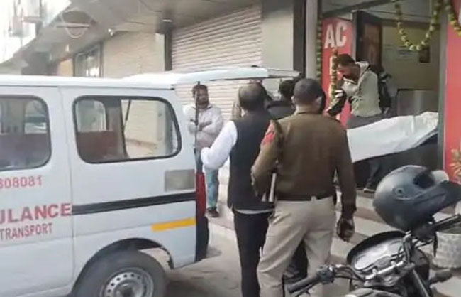 शव को ले जाते हुए। शव को ले जाते हुए।