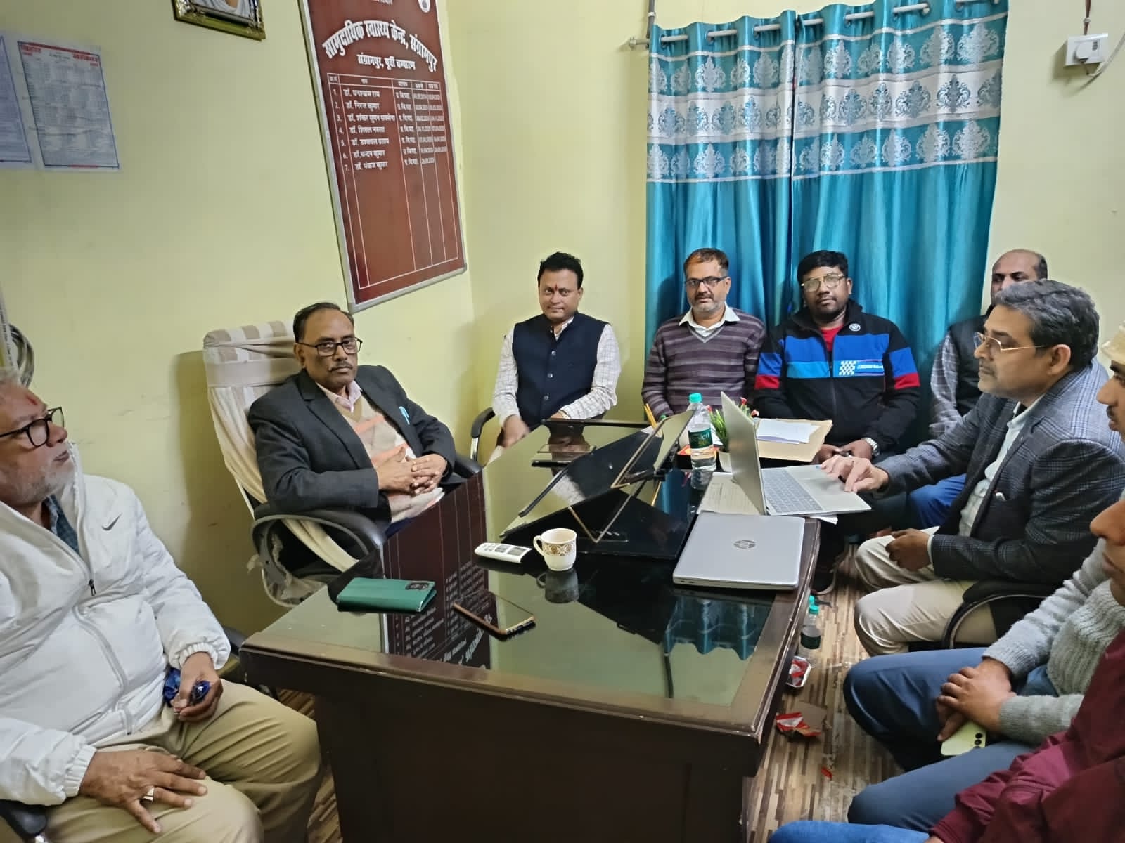 सीएचसी में जांच करते सिविल सर्जन
