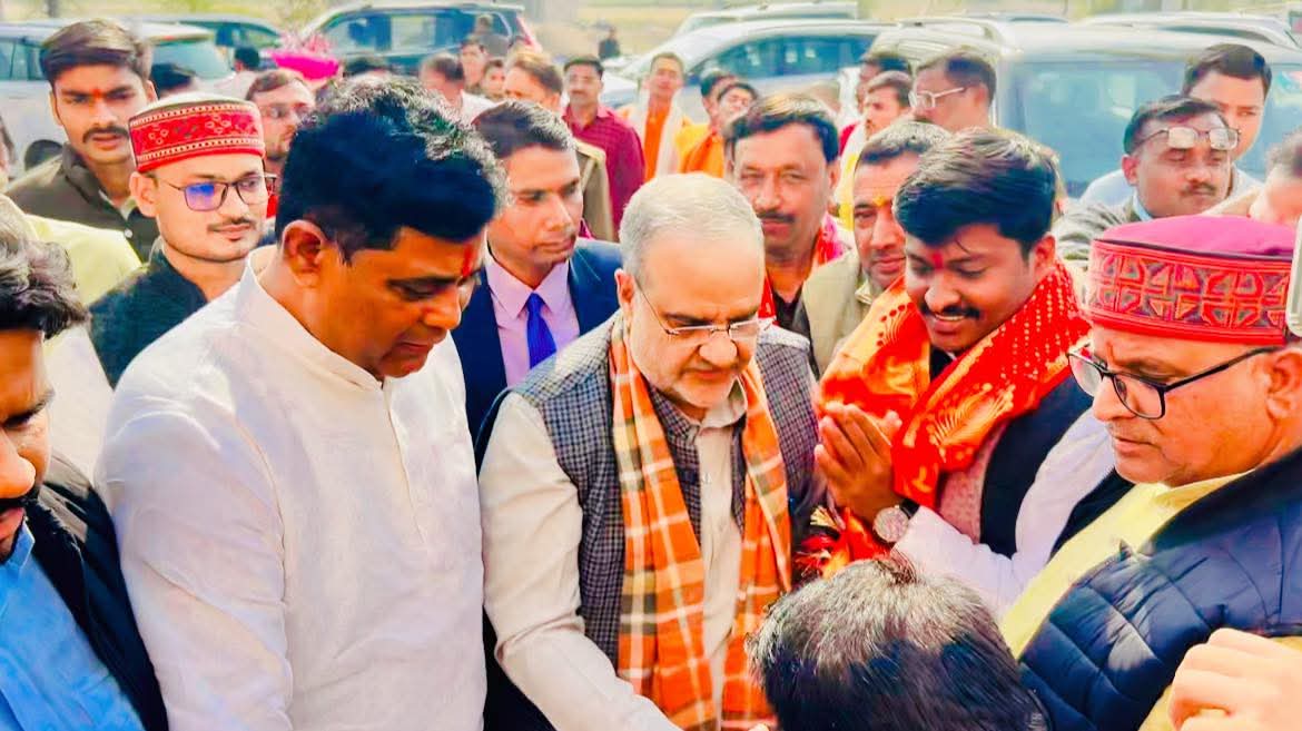 कार्यकर्ताओं के साथ प्रदेशअध्यक्ष