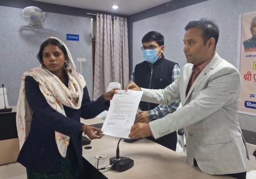 नियुक्ति पत्र देते जिलाधिकारी नियुक्ति पत्र देते जिलाधिकारी