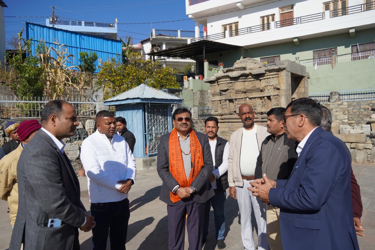 बालेश्वर मंदिर का अवलोकन करते मुख्य सचिव