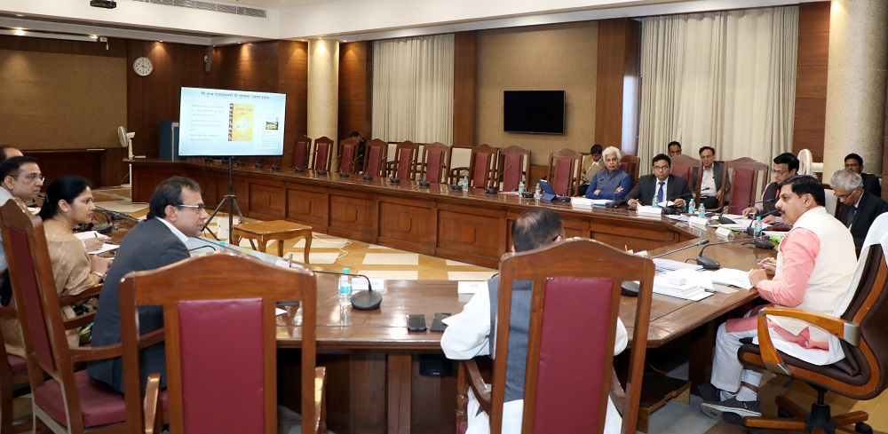 स्कूल शिक्षा विभाग की गतिविधियों की समीक्षा