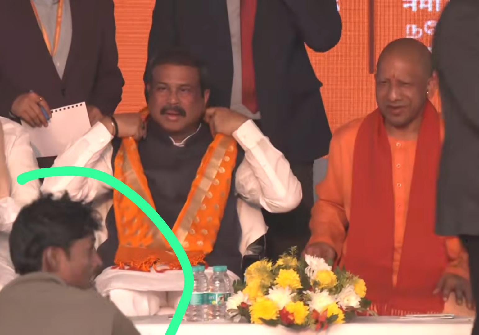 सुरक्षा घेरा तोड़ मुख्यमंत्री योगी आदित्यनाथ के पास पहुंचा शराबी युवक का छायाचित्र सुरक्षा घेरा तोड़ मुख्यमंत्री योगी आदित्यनाथ के पास पहुंचा शराबी युवक का छायाचित्र