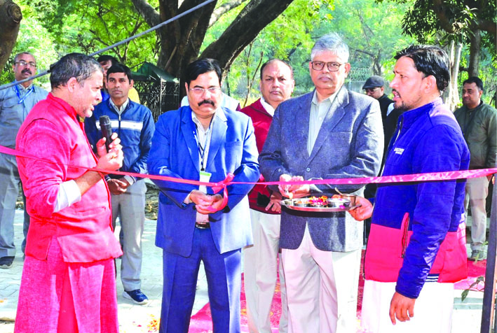 नए प्रवेश द्वार का लोकार्पण करते हुए
