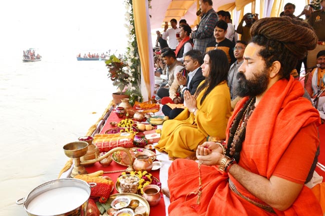 गंगा पूजन करते अधिकारीगण