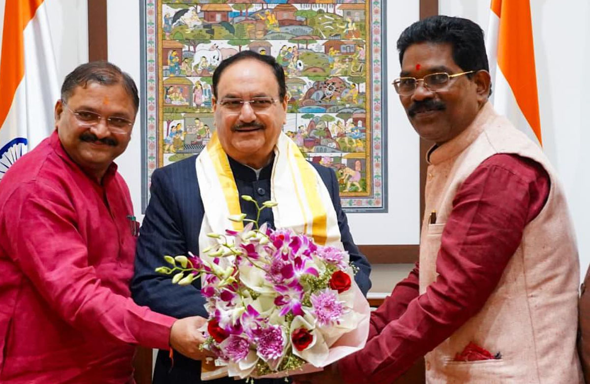 सांसद संताेष पांडेय  भाजपा राष्ट्रीय अध्यक्ष जेपी नड्डा को जन्मदिन की बधाई देते