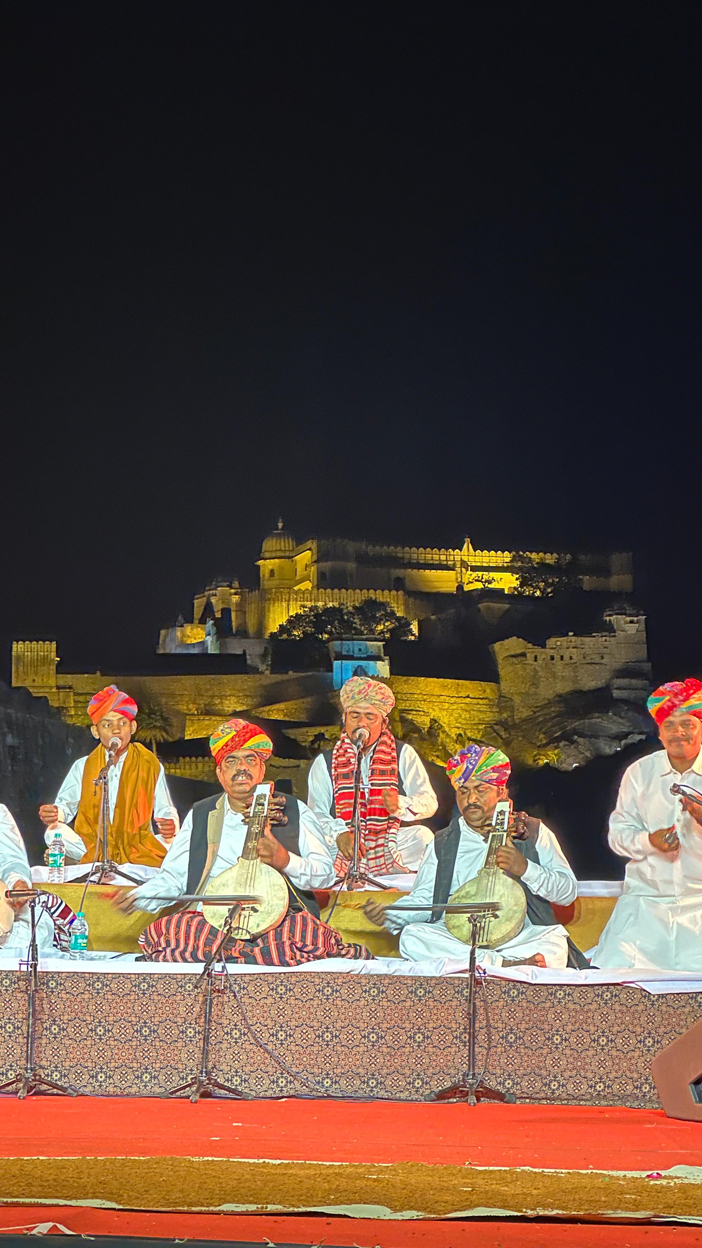 कुंभलगढ़ फेस्टिवल में प्रस्तुति देते कलाकार