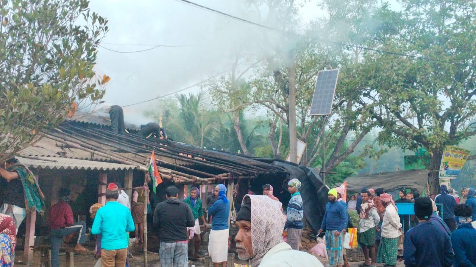 नारायणपुर बाज़ार में मिष्ठान्न दुकान में लगी भीषण आग