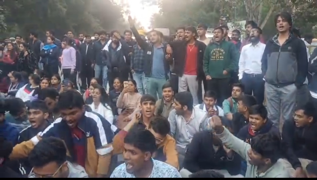 बरकछा कैंपस के मुख्य गेट पर प्रदर्शन करते छात्र.