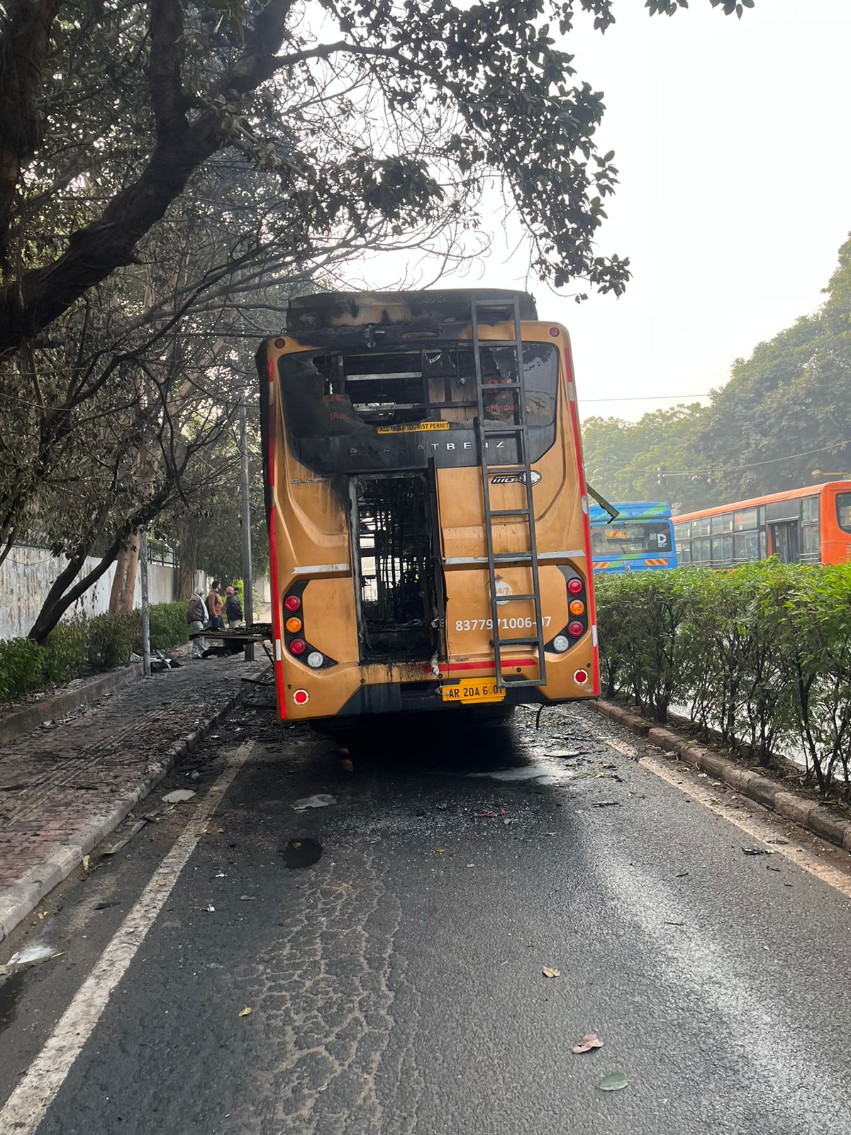 डबल डेकर प्राइवेट बस में लगी आग की फोटो