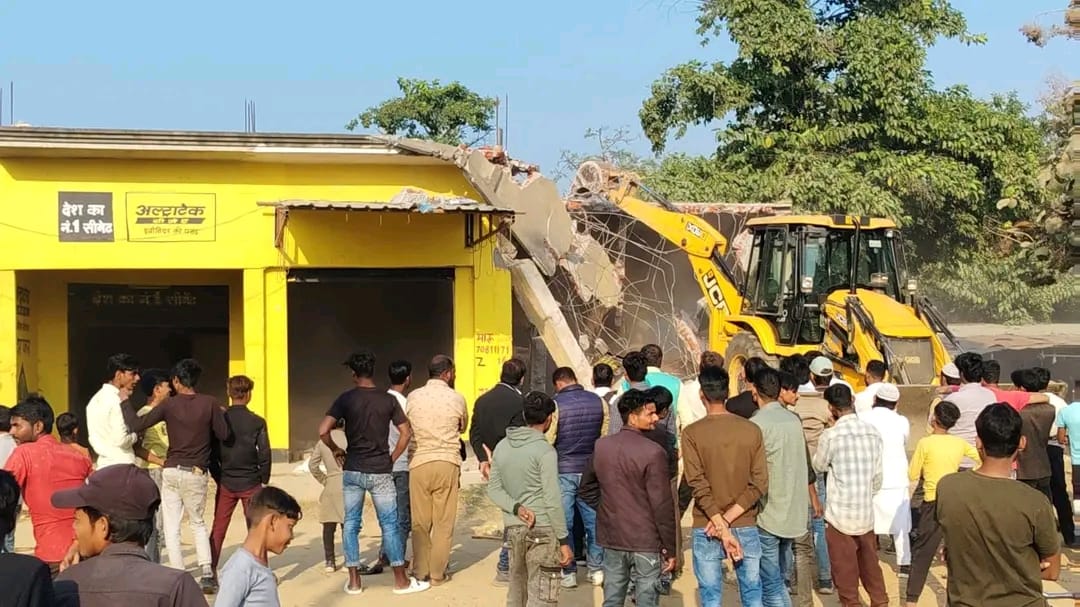 अतिक्रमण हटाती जेसीबी