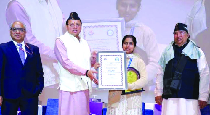 पलक को सम्मानित करते सीएम धामी पलक को सम्मानित करते सीएम धामी