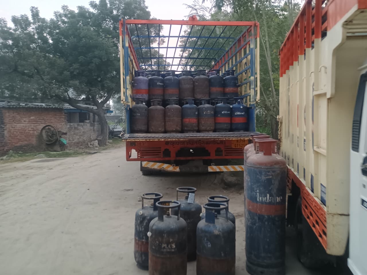अवैध गैस रिफलिंग के खिलाफ कार्रवाई: जिला रसद कार्यालय के प्रवर्तन दल ने 740 वाणिज्यिक सिलेंडर किए जब्त अवैध गैस रिफलिंग के खिलाफ कार्रवाई: जिला रसद कार्यालय के प्रवर्तन दल ने 740 वाणिज्यिक सिलेंडर किए जब्त